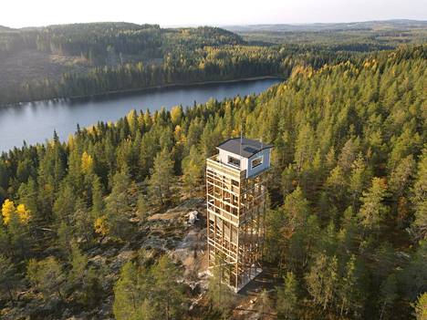 Häähninmäen näkötornista avautuu keskisuomalainen metsämaisema. Taustalla näkyy Iso Häähninjärvi.