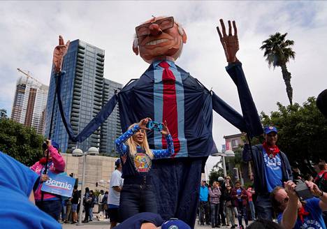 Senaattori Bernie Sandersin kannattajia Los Angelesissa sunnuntaina. Sandersille povataan suurta voittoa Kaliforniassa, joka on ”supertiistain” tärkein osavaltio.