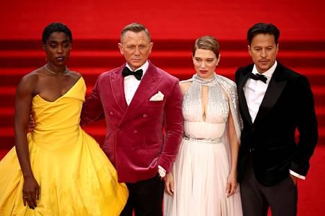 Näyttelijät Lashana Lynch, Daniel Craig ja Lea Seydoux sekä ohjaaja Cary Fukunaga No Time to Die -elokuvan maailman ensi-illassa Lontoossa 28. syyskuuta.