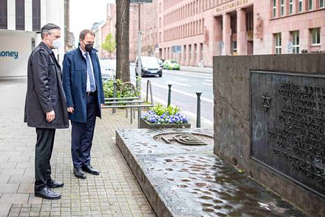 Ylipormestari Stephan Keller ja muistomerkeistä vastaava Bastian Fleermann seisoivat natsien tuhoaman suuren synagogan muistomerkillä toukokuussa 2021. Kyseiseen muistomerkkiin on kohdistettu ilkivaltaa.