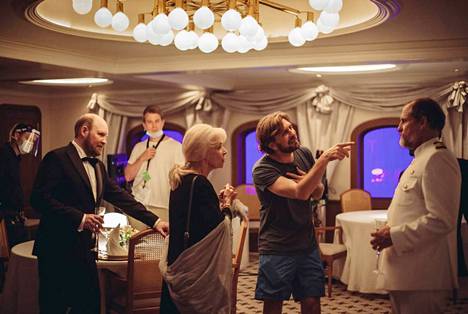 Henrik Dorsin (vas.), Mia Benson, ohjaaja Ruben Östlund ja Woody Harrelson Triangle of Sadness -elokuvan kuvauksissa.