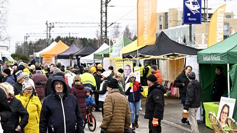 Eduskuntavaalien kampanjointia Vantaan Suurmarkkinoilla Korsossa lauantaina. Korsosta on Tikkurilan ohessa tarjolla eniten ehdokkaita Vantaalla.