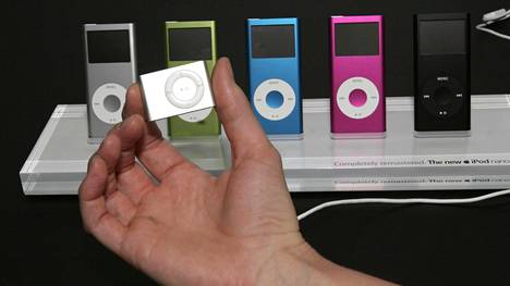 Applen iPod Shufflea (etualalla) ja iPod Nanoja esiteltiin yleisölle vuonna 2006 San Franciscossa.