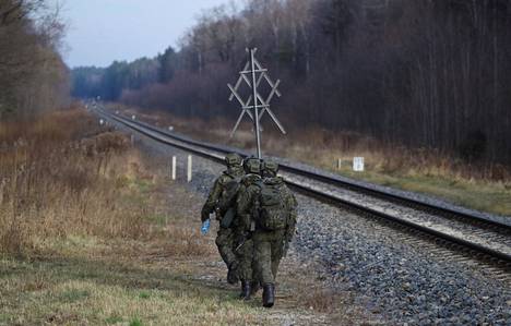 Puolalaisia sotilaita partioimassa rautatieristeyksessä Valko-Venäjän ja Puolan välillä olleen siirtolaiskriisin aikana 5. joulukuuta 2021. 