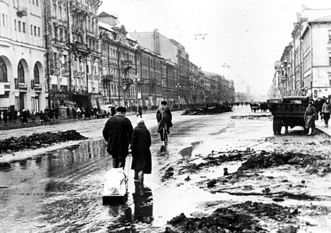 Kuollutta kuljetetaan haudattavaksi pitkin Nevski Prospekt -katua Leningradissa 1942.