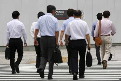 Ihmisiä matkalla töihin Tokiossa Japanissa heinäkuussa 2015. Japanissa pitkät työpäivät ovat yleisiä.
