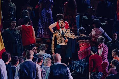 Андрей Кумач исполняет арию Тореадора во время репетиции в Савонлинне. Фото: Валттери Хирвонен