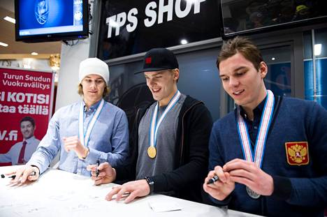 Mikko Rantanen (kesk.) oli nuorten maailmanmestaruuden vuonna 2016 voittaneen Suomen joukkueen kapteeni. Vasemmalla toinen TPS:n maailmanmestari Miro Keskitalo.