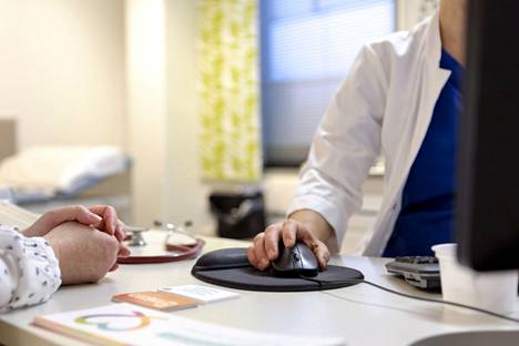 Lääkäri ja potilas vastaanotolla terveysasemalla Espoossa 3. helmikuuta 2020.
