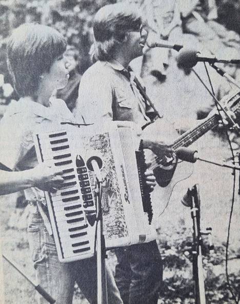 Mikko Alatalo ja hanurilla säestänyt Masi Luoma esittivät Valkeakosken Työväenmusiikkitapahtuman vuonna 1981 muun muassa Rikoo on riskillä ruma -kappaleen.