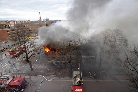 Pelastuslaitoksen mukaan Saukkosen talona tunnettu rakennus tuhoutui pahoin tulipalossa, joka syttyi lauantai-iltana.