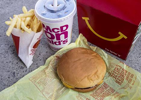 McDonald's aikoo poistaa lasten Happy Meal -ateriasta juustohampurilaisen -  Talous 