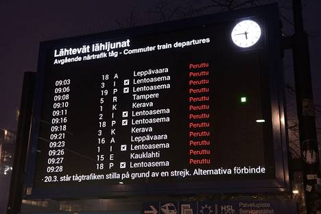 Ilmoituksia perutuista junavuoroista Helsingin Rautatieaseman aikataulunäytöllä varhain maanantaiaamuna.