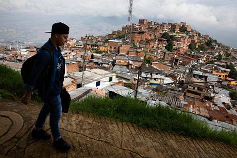 Santo Domingo on rakennettu Medellíniä ympäröivien vuorten rinteille.