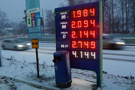 Diesel on kallistunut  monin paikoin yli kahteen euroon litralta. Helsingissä Eläintarhan Nesteellä diesel maksoi lauantaina 2,144 euroa litralta.