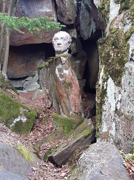 Tämä metsästä löytynyt patsaan pää ei ole osa kaupungin julkisen taiteen kokoelmaa.