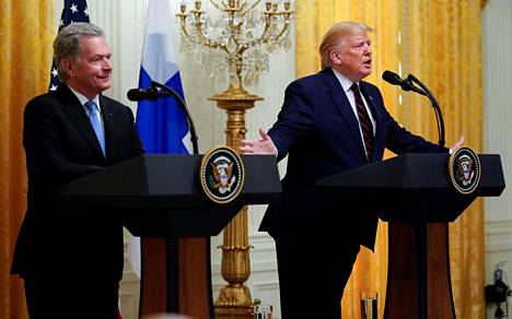 Suomen presidentti Sauli Niinistö ja Yhdysvaltain presidentti Donald Trump lehdistön edessä keskiviikkona Valkoisessa talossa.