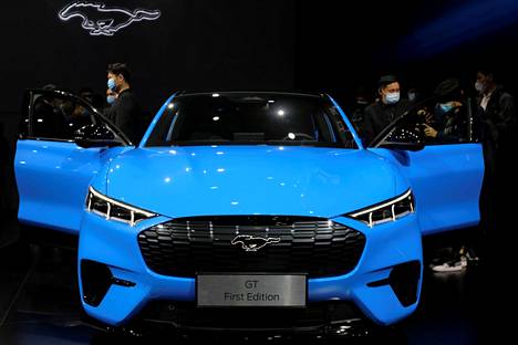 Fordin Mustang Mach-E -sähköautoa esiteltiin Shanghaissa huhtikuussa 2021.