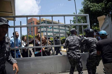 Ympäristöministeriön työntekijät pakenivat ampumispaikalta Santo Domingossa 6. kesäkuuta. 