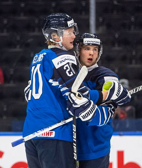 Suomen Samuel Helenius (20) ja Brad Lambert (33) tuulettivat Itävaltaa vastaan tehtyä maalia maanantaina MM-turnauksessa.