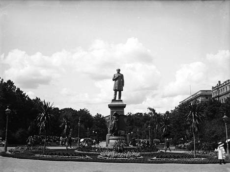 J. L. Runebergin patsaan ympärillä oli palmuja. Kuva otettu vuosina 1910–1919. Kuva: Ragnar Nyberg / Helsingin kaupunginmuseo