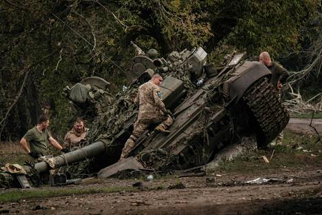 Ukrainan armeijan joukot tutkivat Venäjän hylkäämää T-90A -panssarivaunua Harkovan alueella 30. syyskuuta.
