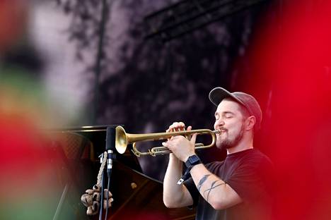 Trumpeter Verneri Pohjola performed at Lokkilava on Saturday.  In the concert, his band was played by the musicians from last year's critically acclaimed Monkey Mind album.