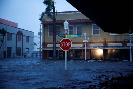 Hurrikaani muutti idyllisen hiekkarannoistaan tunnetun rannikkokaupunkialueen merivettä tulvivaksi katastrofialueeksi. Kuva Fort Myersin kaupungista keskiviikkona.