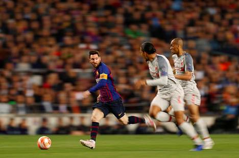 Lionel Messi vauhdissa ottelussa Liverpoolia vastaan. Liverpoolin Fabinho ja Virgil van Dijk seuraavat katseella, mitä seuraavaksi tapahtuu.
