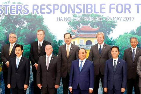 Aasian ja Oseanian alueen kauppaministereitä asettui ryhmäkuvaan Hanoin APEC-kokouksessa lauantaina.