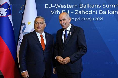 Slovenian pääministeri Janez Janša (oik.) otti vastaan Unkarin pääministerin Viktor Orbánin lokakuussa EU:n ja Länsi-Balkanin huippukokouksessa Sloveniassa.