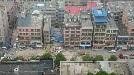 Kerrostalo romahti Changshassa maan tasalle.