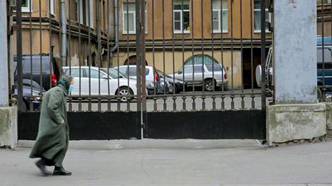 Dokumentti on kuvitettu hiljaisilla katunäkymillä Pietarista.