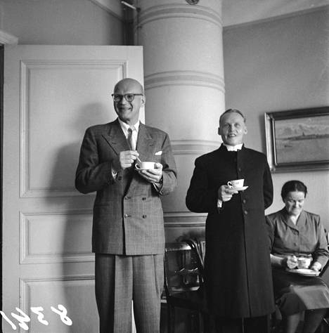 Presidentti Urho Kekkonen kahvitteli papin kanssa huhtikuussa 1957.
