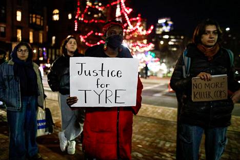 Mielenosoittajat pitelivät kylttejä, joissa luki ”Oikeutta Tyrelle” ja ”Ei enää tappajakyttiä”, protestissa Bostonissa 2. helmikuuta.