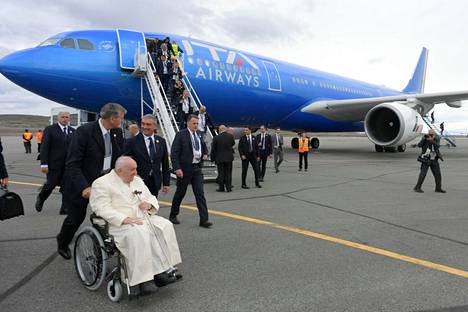 Paavi Franciscus pyörätuolissa Iqaluitin lentoasema
lla Kanadassa perjantaina. 