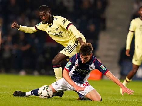 Nicolas Pépé ei ole onnistunut Arsenalissa toivotulla tavalla. Pépé kamppaili pallosta West Bromwich Albionin Toby Kingiä vastaan elokuussa pelatussa liigacupin ottelussa.