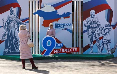 Krimillä sijaitsevassa Simferopolissa oli kaduille pystytetty Krimin ”kansanäänestyksen” 9-vuotispäivästä muistuttavia julisteita 16. maaliskuuta.