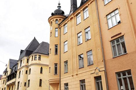 Hypon asuntomarkkinakatsauksen mukaan korkojen nousu iskee etenkin Helsingin arvokkaiden asuntoalueiden hintoihin. Kuvassa kerrostaloja Helsingin Katajanokalla. 