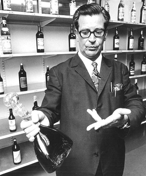 Martti Savolainen sanoo, että kun viinaa näkee paljon joka päivä, se ei juuri työn jälkeen kiinnosta. Tällainen juhlapullo on asia erikseen. Karahvi on Helena Tynellin suunnittelema.