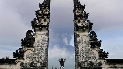 Turisti katsoi Agungia Lempuyangin temppeliltä maanantaina.