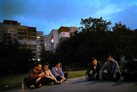 Ihmiset istuvat kadulla asuntojensa edustalla Sofiassa, jota on yöllä ravisuttanut maanjäristys. 