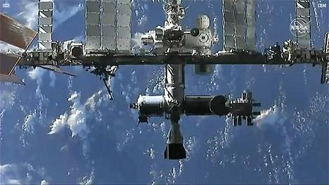 Tällaisena iso ISS-avaruusasema näkyi rahtialus SpaceX Dragonilta viime vuoden puolella. 