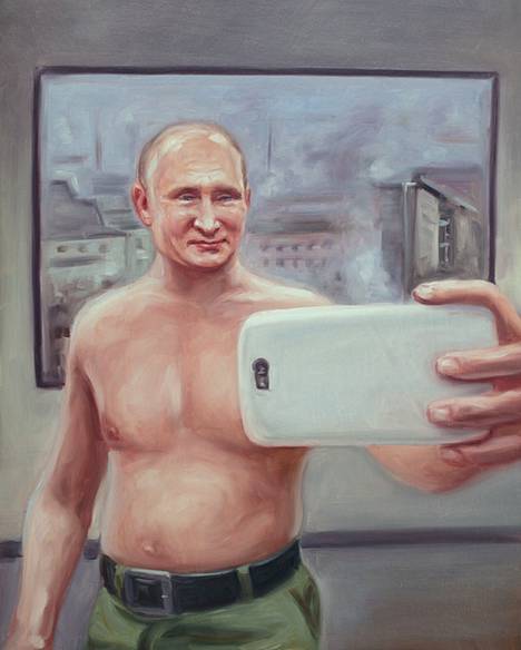 Kaj Stenvallin satiiriset maalaukset näyttävät Vladimir Putinin myös irvailevan humoristisessa valossa. Maalauksessa What is Your Honest Opinion? paidaton Putin kysyy puhelimen välityksellä, mitä mieltä hänestä ollaan.
