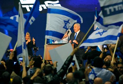 Benjamin Netanjahu tervehti kannattajiaan Tel Avivissa varhain tiistaina äänestyspaikkojen sulkeuduttua.