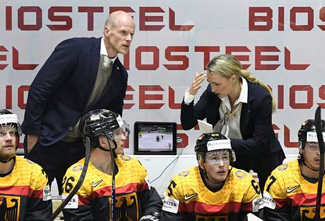 Saksan päävalmentaja Toni Söderholm ja Jessica Campbell jakoivat ohjeita pelaajille alkusarjan ottelussa Helsingissä.
