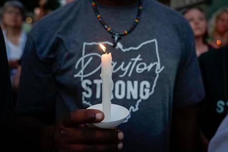 Surija sytytti kynttilän joukkosurman uhrien muistolle sunnuntai-iltana Daytonissa Ohiossa.