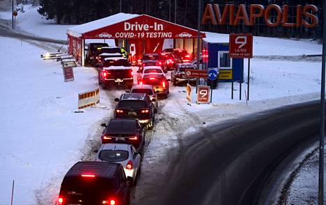 Autojono kiemurteli yksityiseen drive in -koronatestiin lähellä lentokenttää Vantaalla tiistaina.