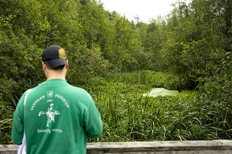 The bridge on the route between the center of Myyrmäki and the mines offers green views.  Tommi Ostrovskij bought his shirt promoting the wrestling competition in Vantaa from Kallio, but now the garment has returned to its home corner.