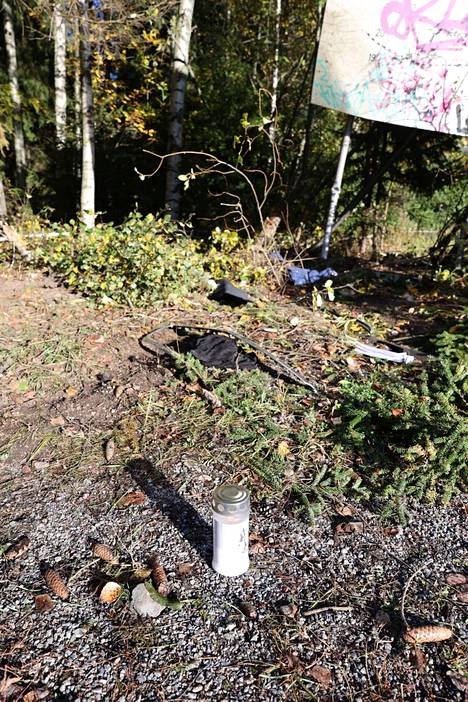 Early on Sunday morning, a candle was brought to the accident site.